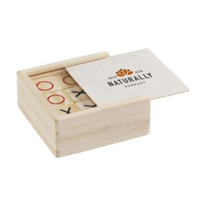 Le célèbre jeu « tic tac toe » dans une version en bois 3