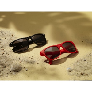 Ces lunettes de soleil très tendance ont une monture en plastique recyclé 14
