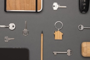 Porte-clés maison en alliage de zinc RCS et bambou 9