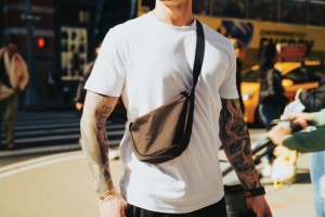 Sac banane en bandoulière en rPET AWARE™ Crescent 20