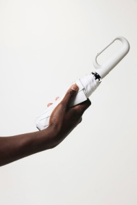 Parapluie 21'' avec mousqueton en rPET AWARE™ Yara 21