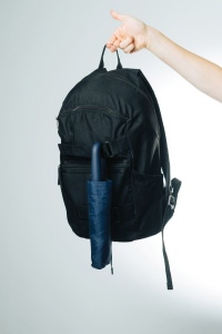 Parapluie 21'' avec mousqueton en rPET AWARE™ Yara 35