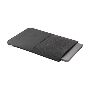 Une housse pour ordinateur portable de 16 pouces simple mais élégante, fabriquée à partir de feutre de laine recyclé et de cuir végétalien 6