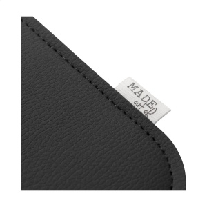 Une housse pour ordinateur portable de 16 pouces simple mais élégante, fabriquée à partir de feutre de laine recyclé et de cuir végétalien 8