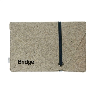 Cette housse élégante et design pour ordinateur portable 15/16 pouces est fabriquée en feutre de laine composé à 50% de matériaux recyclés, 30% de laine et 20% PE