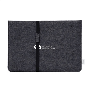 Cette housse élégante et design pour ordinateur portable 14 pouces est fabriquée en feutre de laine composé à 50% de matériaux recyclés, 30% de laine et 20% PE 4