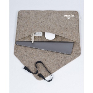 Cette housse élégante et design pour ordinateur portable 14 pouces est fabriquée en feutre de laine composé à 50% de matériaux recyclés, 30% de laine et 20% PE 7