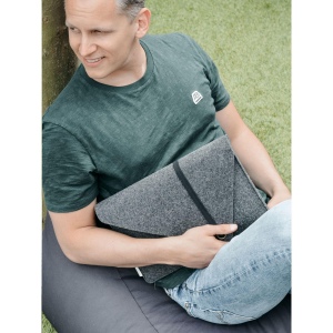 Cette housse élégante et design pour ordinateur portable 14 pouces est fabriquée en feutre de laine composé à 50% de matériaux recyclés, 30% de laine et 20% PE 8
