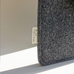 Cette housse élégante et design pour ordinateur portable 14 pouces est fabriquée en feutre de laine composé à 50% de matériaux recyclés, 30% de laine et 20% PE 9