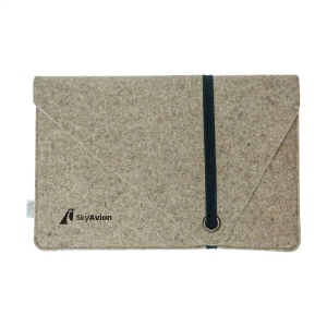 Cette housse élégante et design pour ordinateur portable 14 pouces est fabriquée en feutre de laine composé à 50% de matériaux recyclés, 30% de laine et 20% PE 3