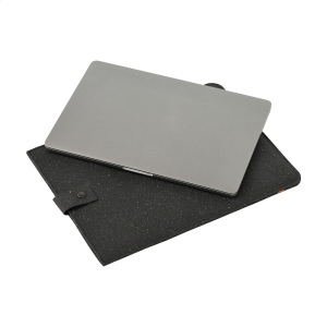 Une élégante housse pour ordinateur portable de 14 pouces, fabriquée à partir de déchets de cuir italien recyclés et de reliures naturelles 9