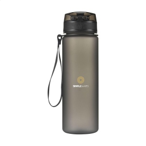 Bouteille d'eau en plastique transparent mat avec bouchon à vis étanche et boucle de transport pratique 8