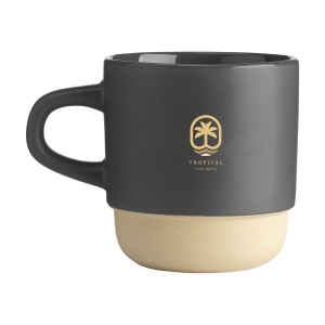 Mug empilable avec anse en céramique de haute qualité et 5% de céramique recyclée. La partie inférieure de la tasse n'est pas émaillée et montre la céramique naturelle non traitée. 4