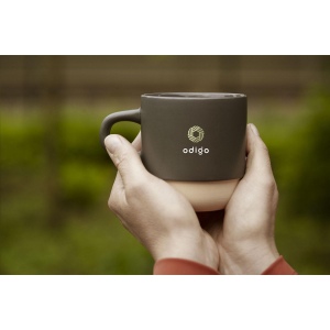 Mug empilable avec anse en céramique de haute qualité et 5% de céramique recyclée. La partie inférieure de la tasse n'est pas émaillée et montre la céramique naturelle non traitée. 6