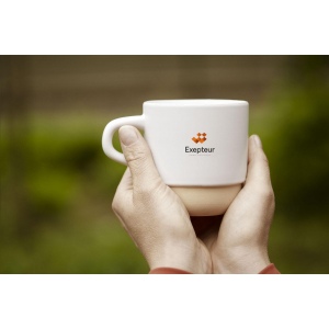Mug empilable avec anse en céramique de haute qualité et 5% de céramique recyclée. La partie inférieure de la tasse n'est pas émaillée et montre la céramique naturelle non traitée. 7