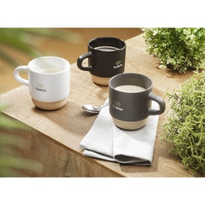 Mug empilable avec anse en céramique de haute qualité et 5% de céramique recyclée. La partie inférieure de la tasse n'est pas émaillée et montre la céramique naturelle non traitée. 8