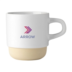 Mug empilable avec anse en céramique de haute qualité et 5% de céramique recyclée. La partie inférieure de la tasse n'est pas émaillée et montre la céramique naturelle non traitée. 3