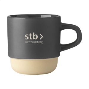 Mug empilable avec anse en céramique de haute qualité et 5% de céramique recyclée. La partie inférieure de la tasse n'est pas émaillée et montre la céramique naturelle non traitée. 2