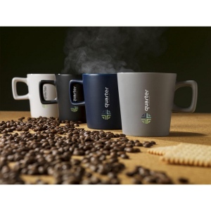 Mug moderne en céramique de haute qualité et 5% de céramique recyclée. Pourvu d'une couche supérieure mate. 18