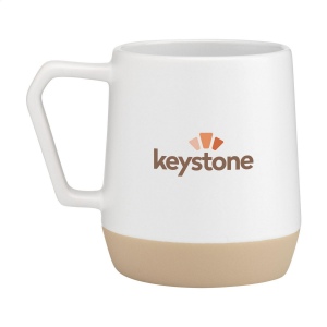 Mug avec anse, fabriqué en céramique de haute qualité et 5% de céramique recyclée. L'intérieur est recouverts d'une finition brillante. 7