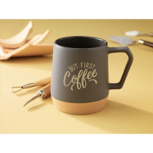Mug avec anse, fabriqué en céramique de haute qualité et 5% de céramique recyclée. L'intérieur est recouverts d'une finition brillante. 16