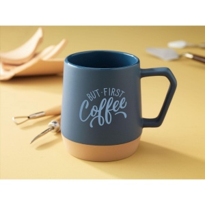 Mug avec anse, fabriqué en céramique de haute qualité et 5% de céramique recyclée. L'intérieur est recouverts d'une finition brillante. 17