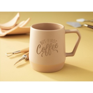 Mug avec anse, fabriqué en céramique de haute qualité et 5% de céramique recyclée. L'intérieur est recouverts d'une finition brillante. 18