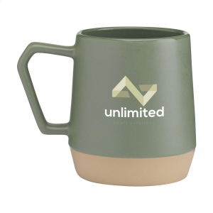 Mug avec anse, fabriqué en céramique de haute qualité et 5% de céramique recyclée. L'intérieur est recouverts d'une finition brillante. 8