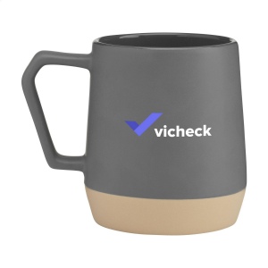 Mug avec anse, fabriqué en céramique de haute qualité et 5% de céramique recyclée. L'intérieur est recouverts d'une finition brillante. 9
