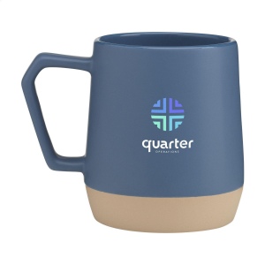 Mug avec anse, fabriqué en céramique de haute qualité et 5% de céramique recyclée. L'intérieur est recouverts d'une finition brillante. 10