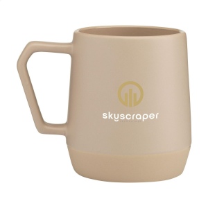 Mug avec anse, fabriqué en céramique de haute qualité et 5% de céramique recyclée. L'intérieur est recouverts d'une finition brillante. 11