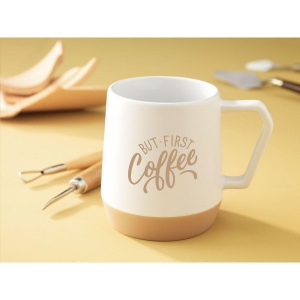 Mug avec anse, fabriqué en céramique de haute qualité et 5% de céramique recyclée. L'intérieur est recouverts d'une finition brillante. 14