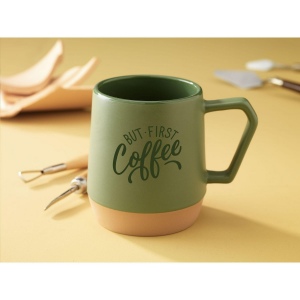 Mug avec anse, fabriqué en céramique de haute qualité et 5% de céramique recyclée. L'intérieur est recouverts d'une finition brillante. 15