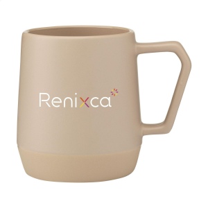 Mug avec anse, fabriqué en céramique de haute qualité et 5% de céramique recyclée. L'intérieur est recouverts d'une finition brillante. 6