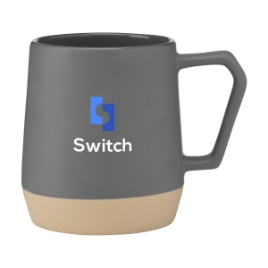 Mug avec anse, fabriqué en céramique de haute qualité et 5% de céramique recyclée. L'intérieur est recouverts d'une finition brillante. 4