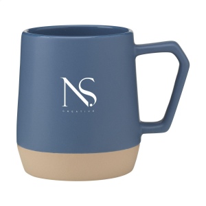 Mug avec anse, fabriqué en céramique de haute qualité et 5% de céramique recyclée. L'intérieur est recouverts d'une finition brillante. 5