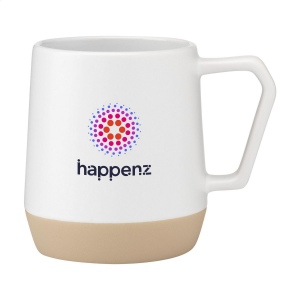 Mug avec anse, fabriqué en céramique de haute qualité et 5% de céramique recyclée. L'intérieur est recouverts d'une finition brillante.