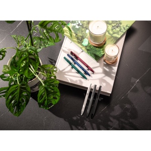 CLINT. Stylo à bille en aluminium recyclé (100% rAL) avec finition en caoutchouc 9