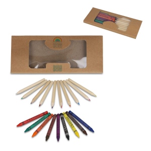 Crayons de couleur et crayons gras dans une boîte kraft