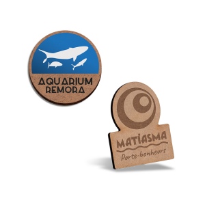 BADGE MDF EP 3mm AVEC PINCE-EPINGLE ENTRE 20 cm2 ET 40 cm2 MAXI 4