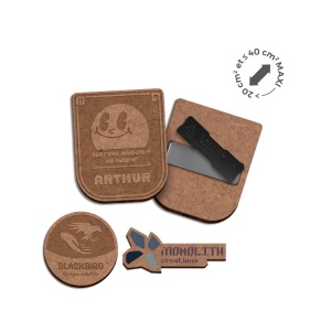 BADGE MDF EP 3 mm AVEC AIMANT ENTRE 20 cm2 ET 40 cm2 MAXI