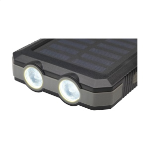 Powerbank solaire robuste pour activités extérieur, d'une capacité de 8 000 mAh, avec un boîtier en ABS recyclé et des bords protecteurs en silicone sur les coins 4