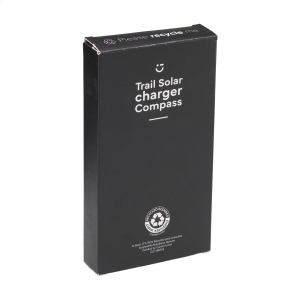 Powerbank solaire robuste pour activités extérieur, d'une capacité de 8 000 mAh, avec un boîtier en ABS recyclé et des bords protecteurs en silicone sur les coins 6