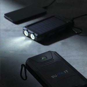 Powerbank solaire robuste pour activités extérieur, d'une capacité de 8 000 mAh, avec un boîtier en ABS recyclé et des bords protecteurs en silicone sur les coins 8