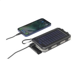 Powerbank solaire robuste pour activités extérieur, d'une capacité de 8 000 mAh, avec un boîtier en ABS recyclé et des bords protecteurs en silicone sur les coins 10