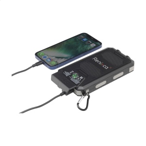 Powerbank solaire robuste pour activités extérieur, d'une capacité de 8 000 mAh, avec un boîtier en ABS recyclé et des bords protecteurs en silicone sur les coins 11