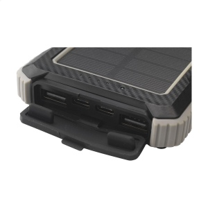 Powerbank solaire robuste pour activités extérieur, d'une capacité de 10 000 mAh, avec un boîtier en ABS recyclé et des bords protecteurs en silicone sur les coins 3
