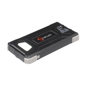 Powerbank solaire robuste pour activités extérieur, d'une capacité de 10 000 mAh, avec un boîtier en ABS recyclé et des bords protecteurs en silicone sur les coins 12