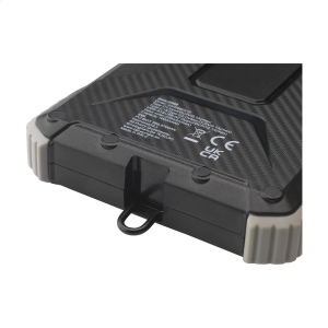 Powerbank solaire robuste pour activités extérieur, d'une capacité de 10 000 mAh, avec un boîtier en ABS recyclé et des bords protecteurs en silicone sur les coins 4