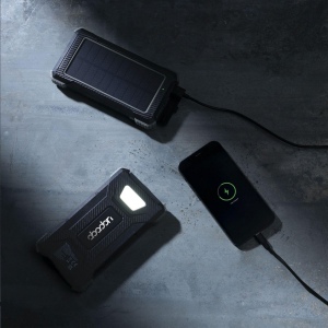 Powerbank solaire robuste pour activités extérieur, d'une capacité de 10 000 mAh, avec un boîtier en ABS recyclé et des bords protecteurs en silicone sur les coins 8